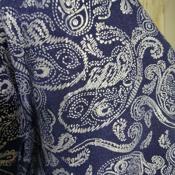 LuLaRoe Irma Elegant Short Sleeve Metallic Paisley Tunic Top Blue Silver Size XS - Picture 7 of 9